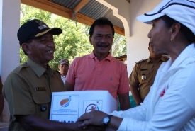 Menteri BUMN Rini Soemarno saat menyalurkan bantuan