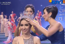 Nadia Purwoko, juara Miss Grand Indonesia 2018 menerima mahkota senilai Rp 3 miliar