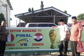 Rektor UMB Dr Ahmad Dasan (baju putih) nampak berfoto didepan spanduk nobar piala dunia 2018