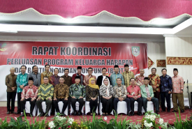 Foto Bersama usai Rapat Koordinasi (Rakor) perluasan Program Keluarga Harapan (PKH) dan Bantuan Pangan Non Tunai (BPNT) tahun 2018, berlangsung di Gedung Daerah Provinsi Bengkulu,  Jumat (11/8).