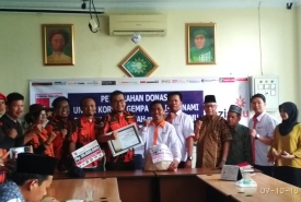 MPC Pemuda Pancasila Kota Bengkulu menyerahkan donasi warga kepada Lazismu Bengkulu untuk disalurkan kepada korban gempa bumi dan tsunami di Sulawesi Tengah, penyerahan dilakukan di Gedung Dakwah Muhammadiyah Kampus II UMB Kelurahan Lingkar Timur