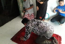 Penjabat Wali Kota Bengkulu Budiman Ismaun bersujud usai meresmikan masjid