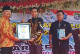 Rekor dunia diserahkan kepada Plt Gubernur Bengkulu Rohidin Mersyah kemudian diserahkan kepada Bupati Kaur Gusril Fauzi