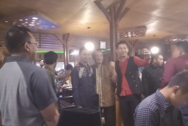Kapolda Bengkulu Brigjen Pol Coki Manurung menjadi rebutan selfie usai makan malam bersama berbagai elemen masyarakat