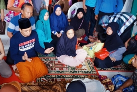 Wakil Wali Kota Bengkulu Dedy Wahyudi saat berdoa untuk korban banjir yang meninggal dunia